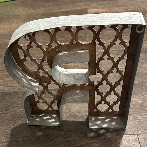 Decorative Letter R - Picture 3 of 5